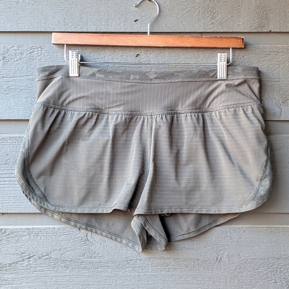 lululemon athletica Pants - Lululemon Run For Days Short Army Green Camo Stripe Size 8